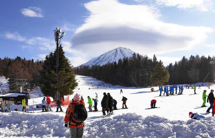 Mt. Fuji Skiing Experience- YETI Ski Resort & Onsen Day Trip - From JR Tokyo Station to 1,400-Meter YETI Ski Resort